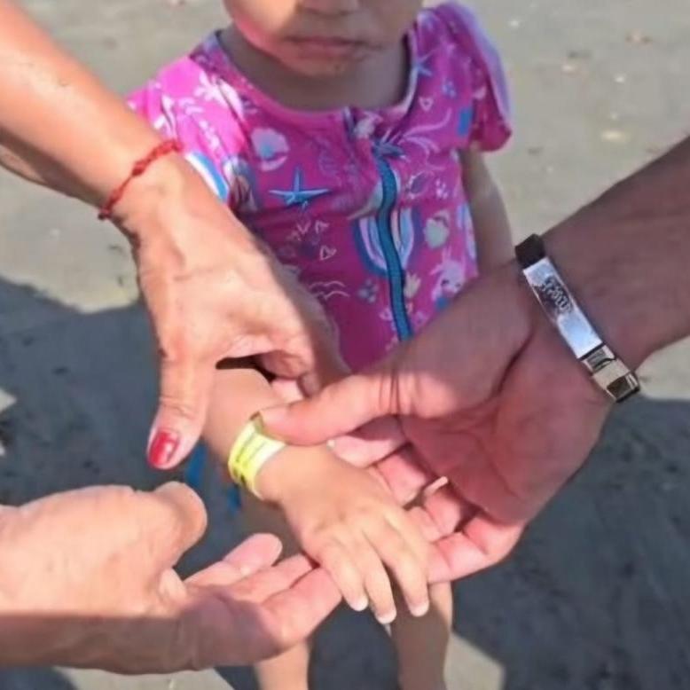 Pais e responsáveis pelas crianças devem preencher as pulseirinhas com as informações de contato