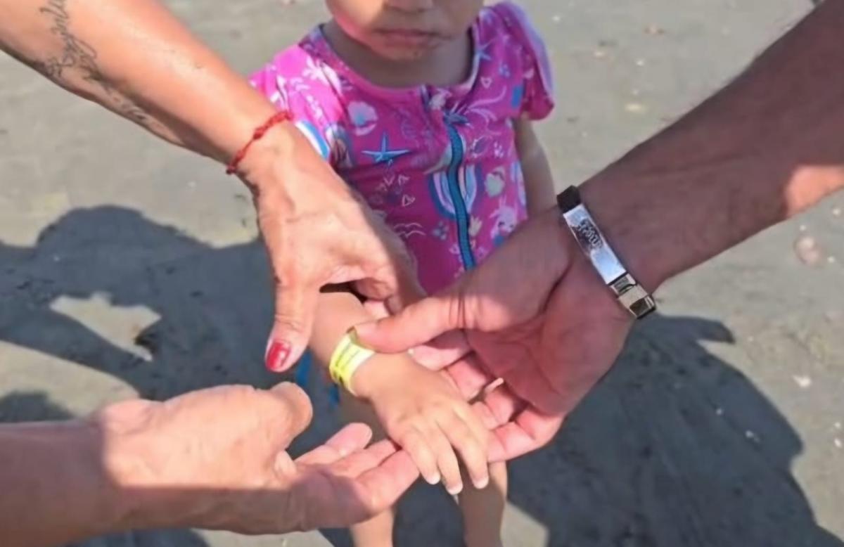 Pais e responsáveis pelas crianças devem preencher as pulseirinhas com as informações de contato