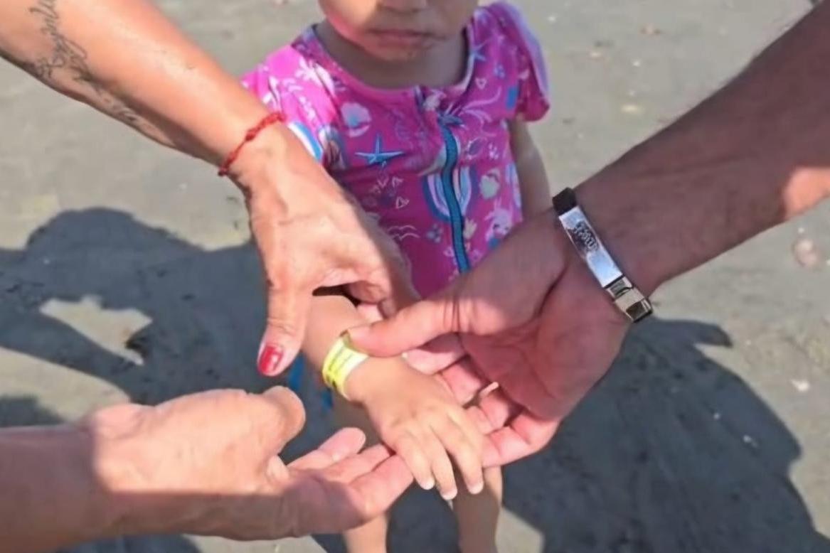 Pais e responsáveis pelas crianças devem preencher as pulseirinhas com as informações de contato