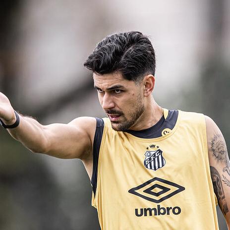 Comprado em julho de 2023, o zagueiro João Basso nunca se firmou como titular no Santos