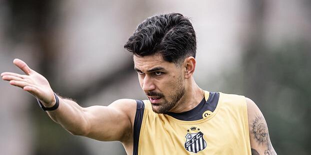 Comprado em julho de 2023, o zagueiro João Basso nunca se firmou como titular no Santos