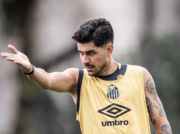 Comprado em julho de 2023, o zagueiro João Basso nunca se firmou como titular no Santos