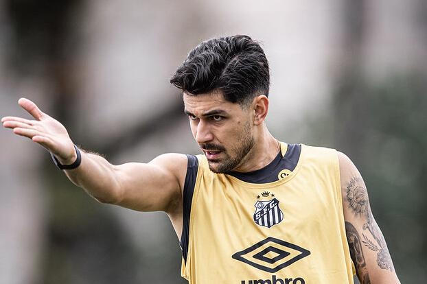Comprado em julho de 2023, o zagueiro João Basso nunca se firmou como titular no Santos