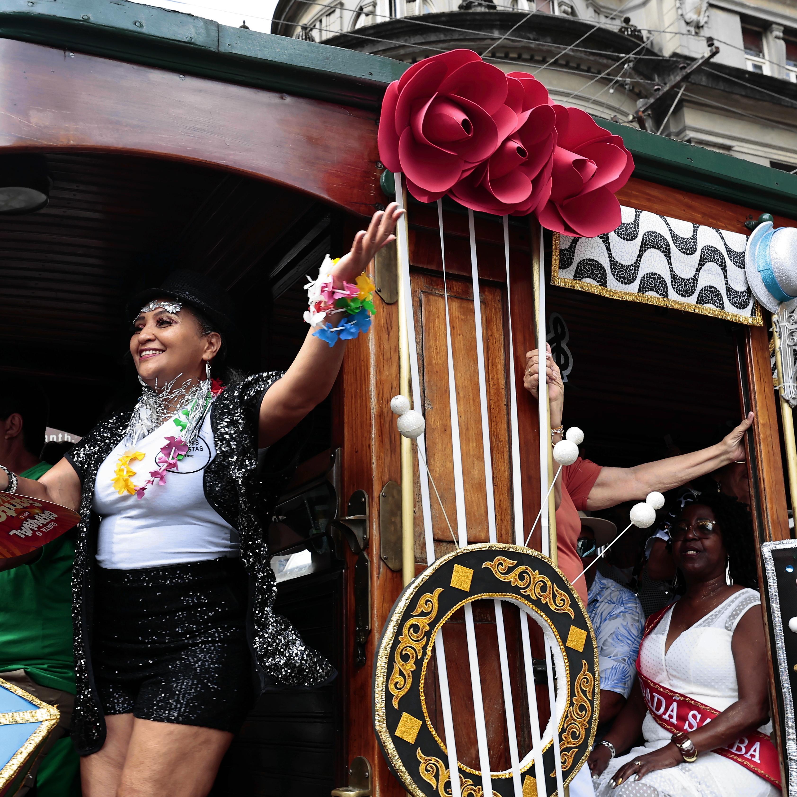 Cantora Didi Gomes, filha de Ayrton do Violão e um dos fundadores dos Chorões Santistas, se emocionou