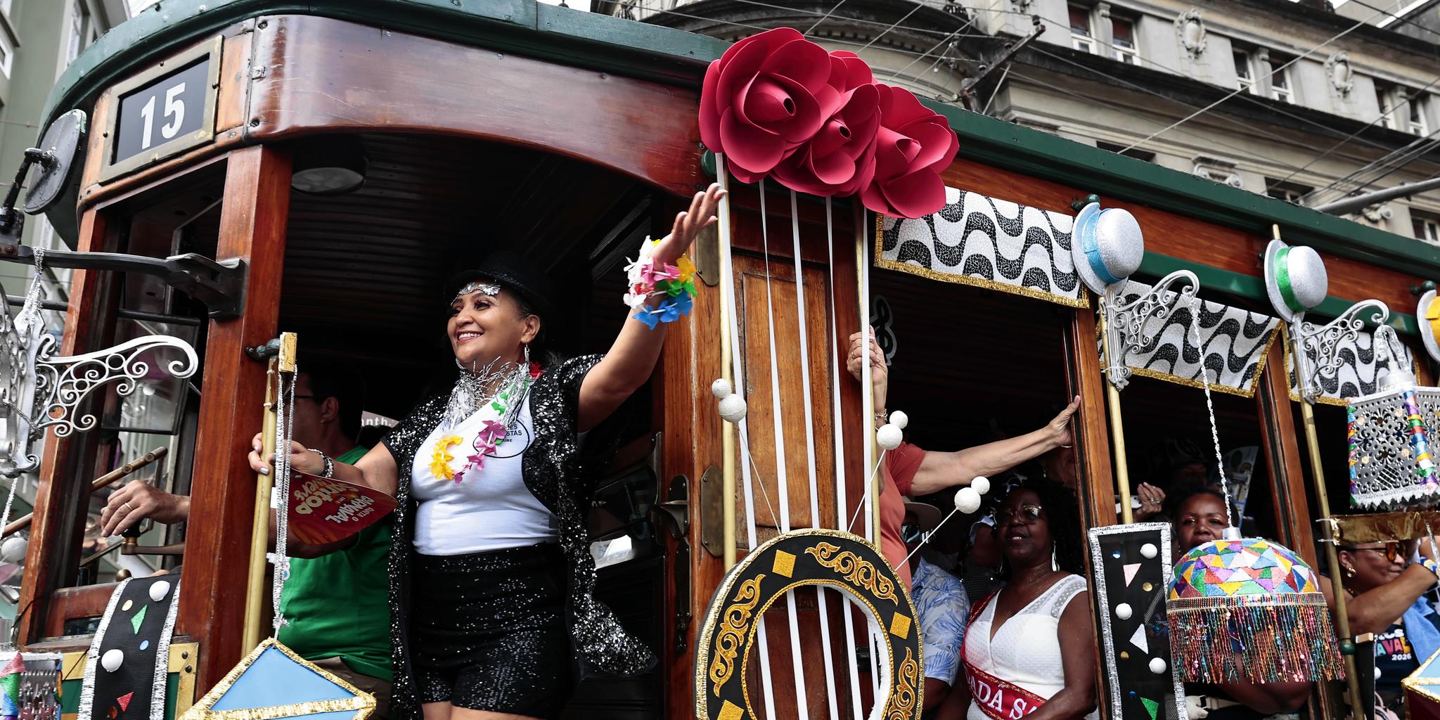 Cantora Didi Gomes, filha de Ayrton do Violão e um dos fundadores dos Chorões Santistas, se emocionou