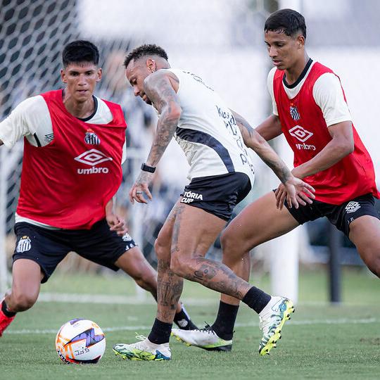 Neymar deu duro nos treinos para estrear na temporada neste domingo de decisão na Vila