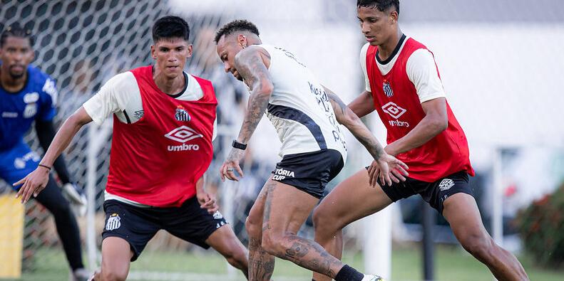 Neymar deu duro nos treinos para estrear na temporada neste domingo de decisão na Vila