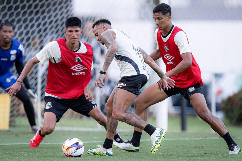 Neymar deu duro nos treinos para estrear na temporada neste domingo de decisão na Vila