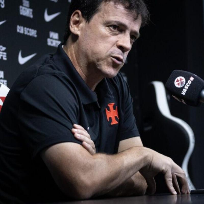 Pressionado, Fernando Diniz assegura permanência no Vasco: 'Nunca pedi demissão'