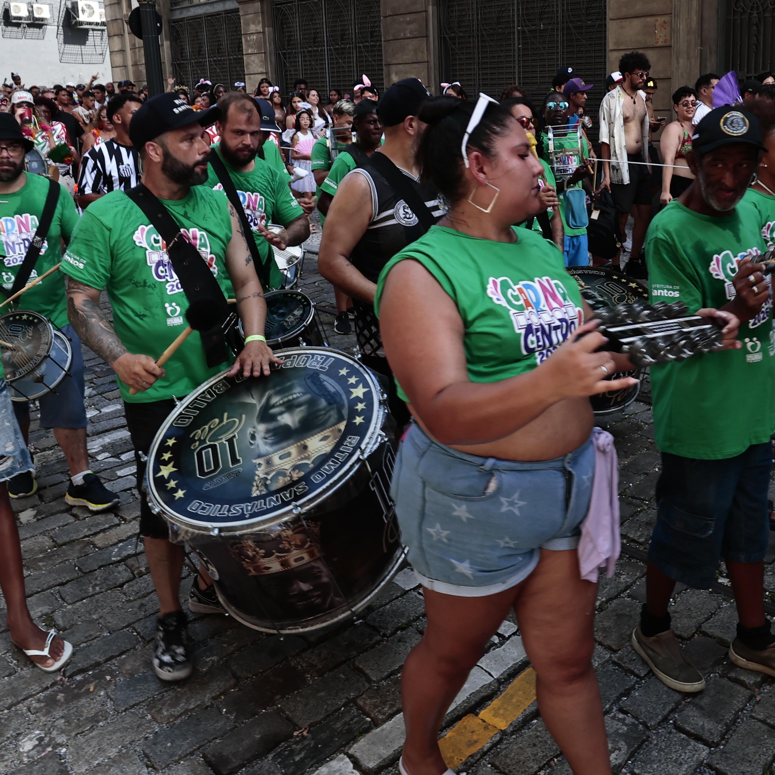 O clima ajudou e muita gente foi curtir a apresentação de bandas e blocos no Centro Histórico de Santos