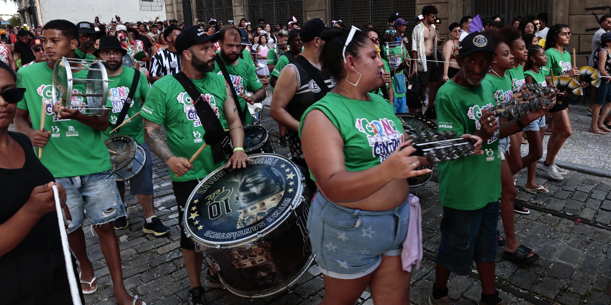 O clima ajudou e muita gente foi curtir a apresentação de bandas e blocos no Centro Histórico de Santos