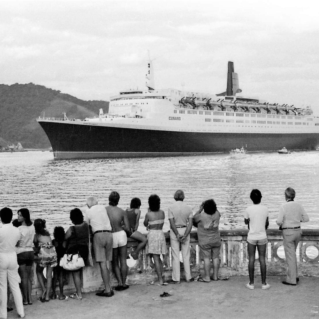 Viagem inaugural do transatlântico britânico Queen Elizabeth II ao Porto de Santos