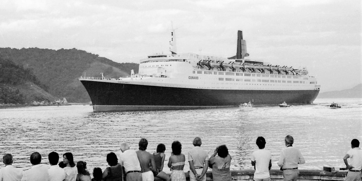 Viagem inaugural do transatlântico britânico Queen Elizabeth II ao Porto de Santos