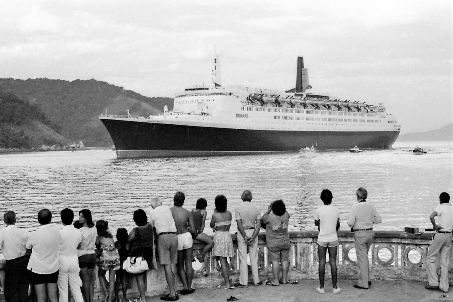 Viagem inaugural do transatlântico britânico Queen Elizabeth II ao Porto de Santos