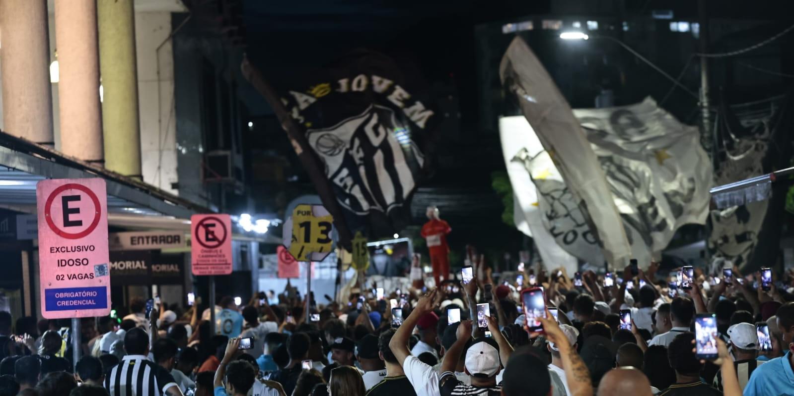 Torcedores cobraram o presidente Marcelo Teixeira e o diretor, Alexandre Mattos, antes do jogo na Vila