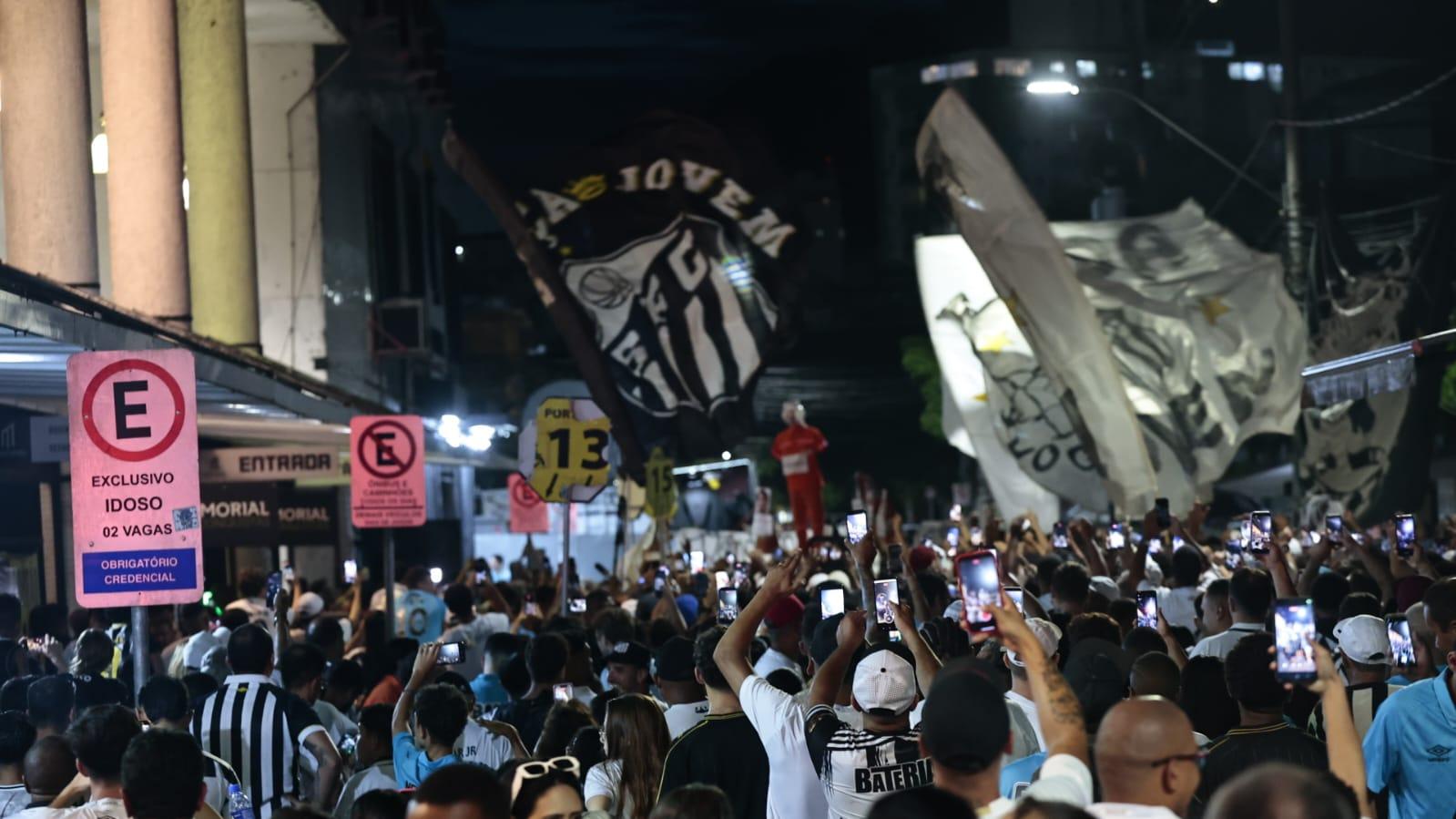 Torcedores cobraram o presidente Marcelo Teixeira e o diretor, Alexandre Mattos, antes do jogo na Vila