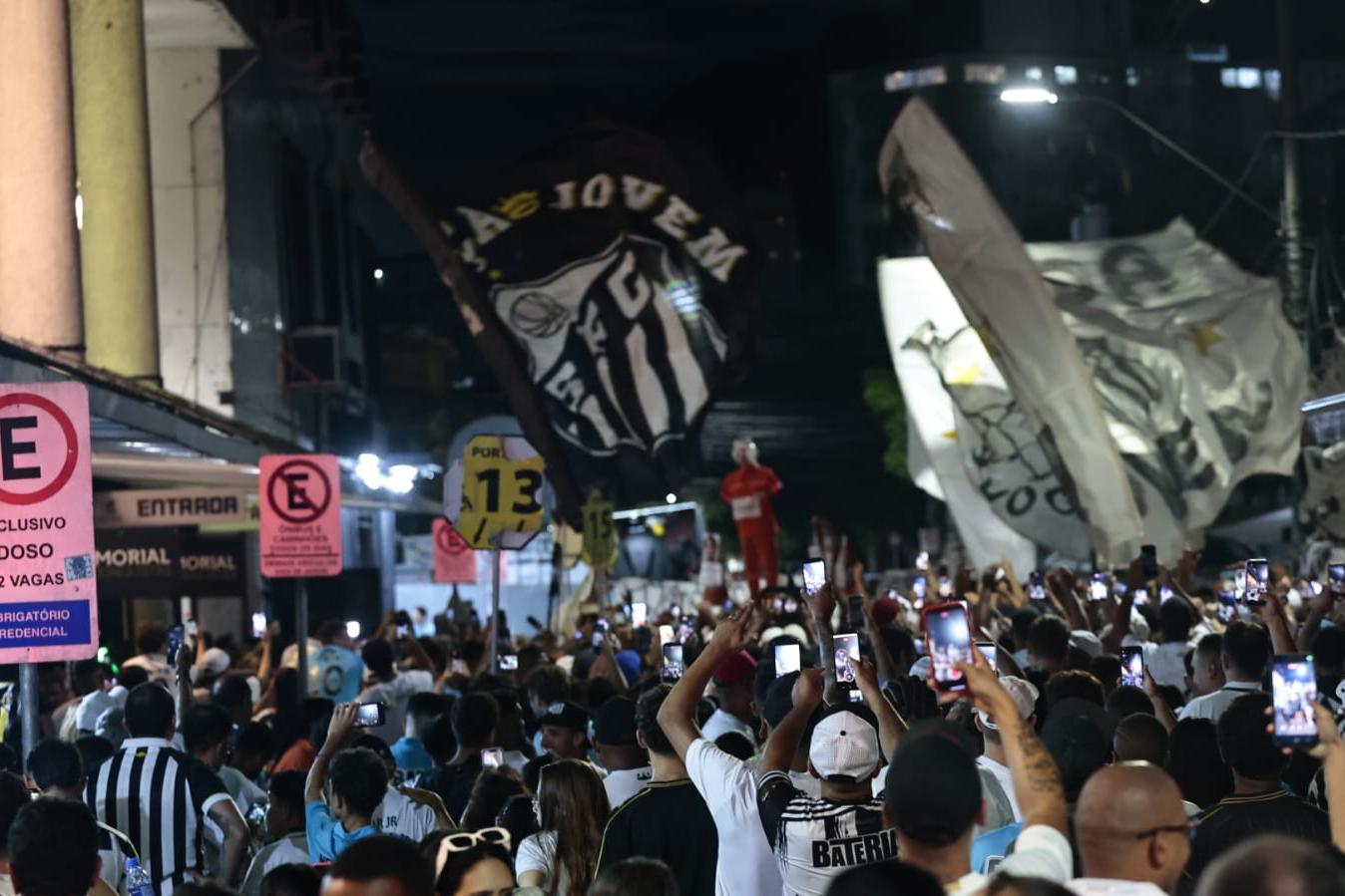Torcedores cobraram o presidente Marcelo Teixeira e o diretor, Alexandre Mattos, antes do jogo na Vila