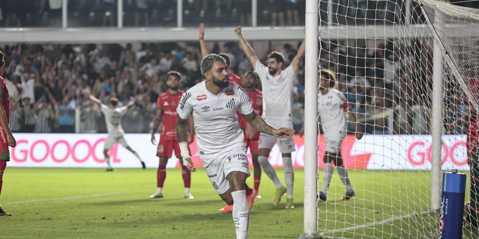 Gabigol comemora um dos dois gols marcados na goleada por 6 a 0 contra o Velo Clube