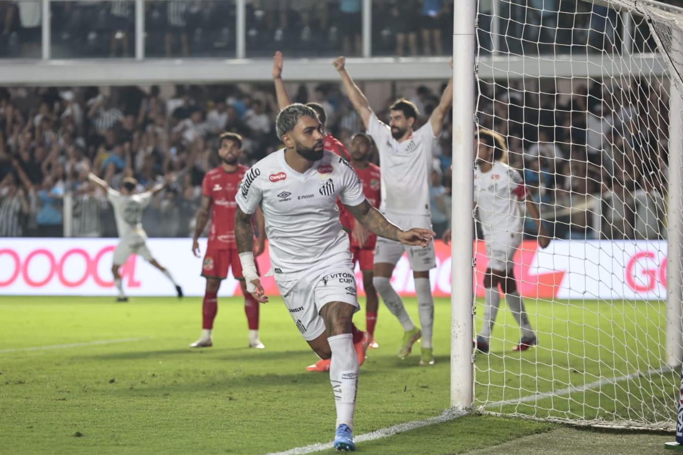 Gabigol comemora um dos dois gols marcados na goleada por 6 a 0 contra o Velo Clube