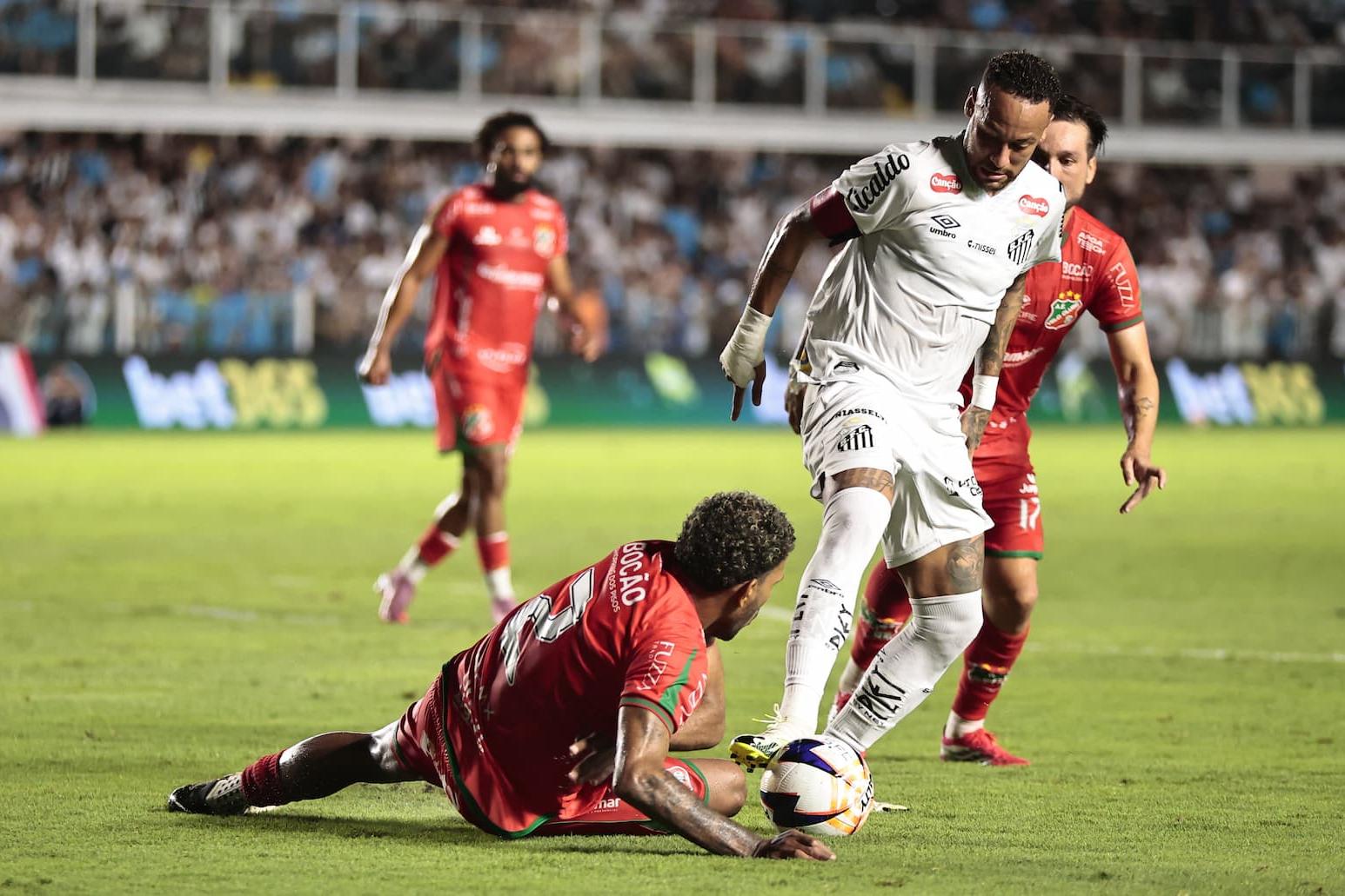 Neymar jogou durante toda a etapa final, teve boas participações, mas perdeu um gol feito