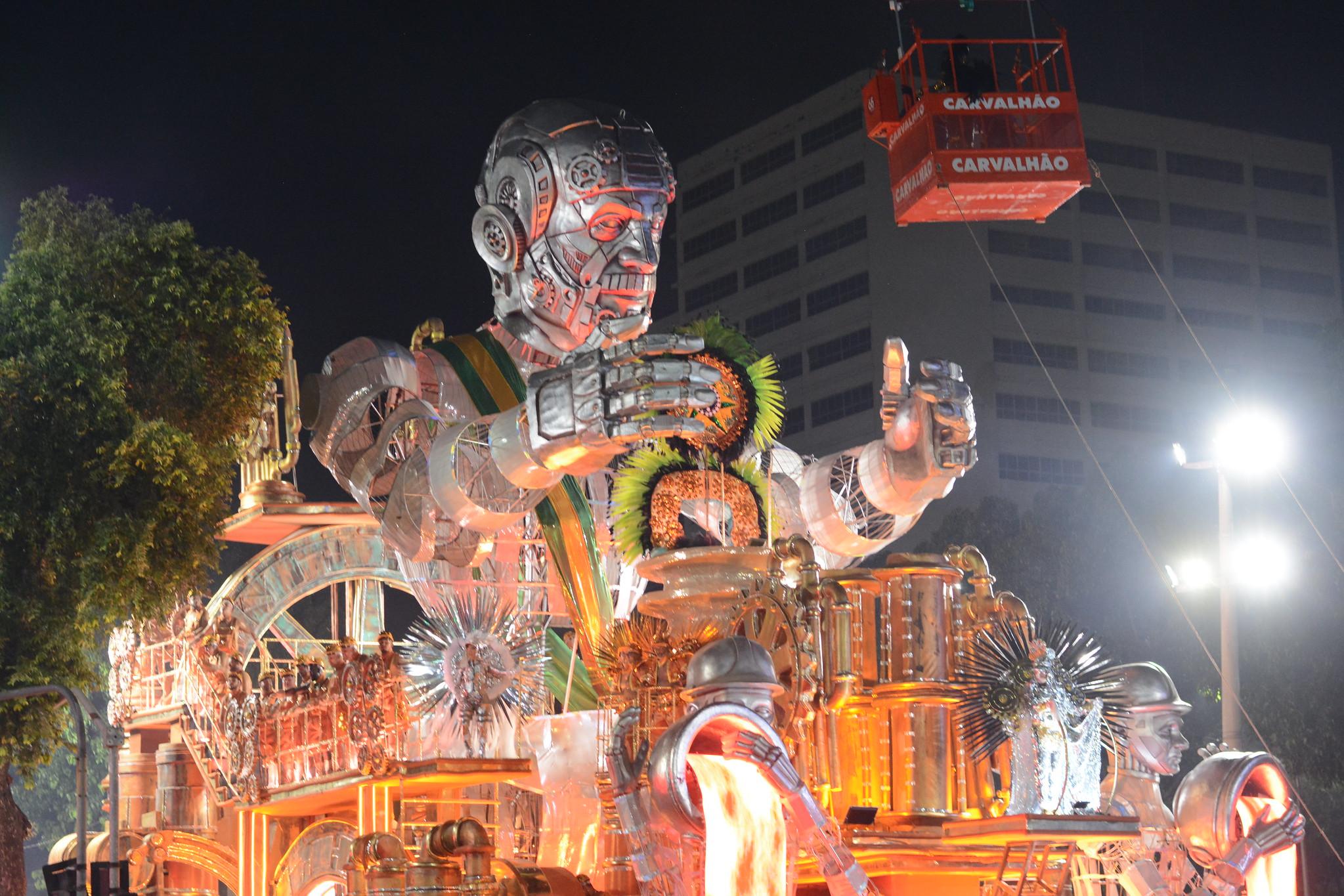 Desfile da Acadêmicos de Niteroi agradou apoiadores do presidente, mas irritou oposicionistas