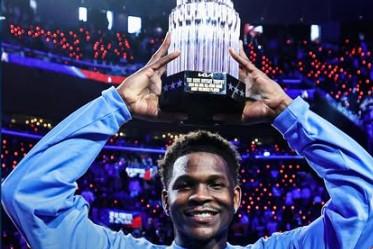 Edwards fechou a noite com 32 pontos, acertando 13 de seus 22 arremessos