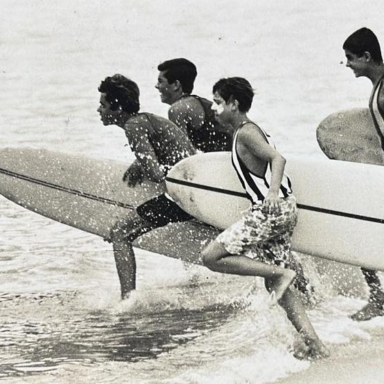 Piuí, Almir, Moa e Fábio Kerr entrando na bateria do Certame Internacional de 1966