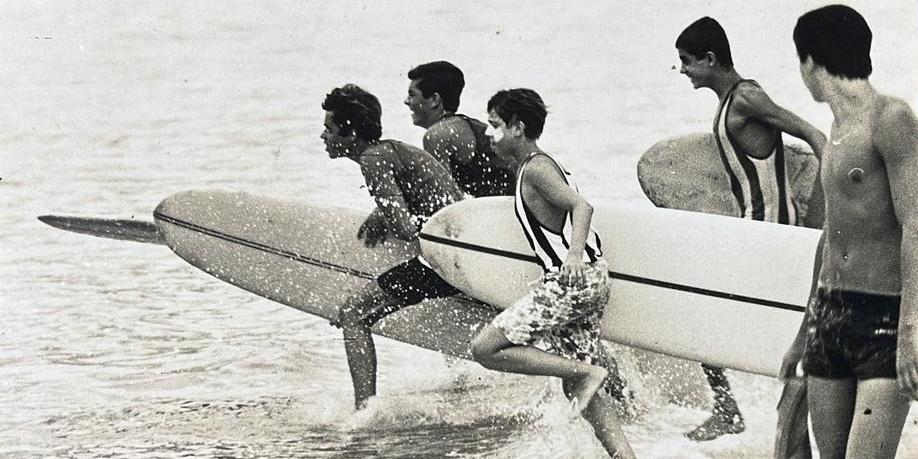 Piuí, Almir, Moa e Fábio Kerr entrando na bateria do Certame Internacional de 1966