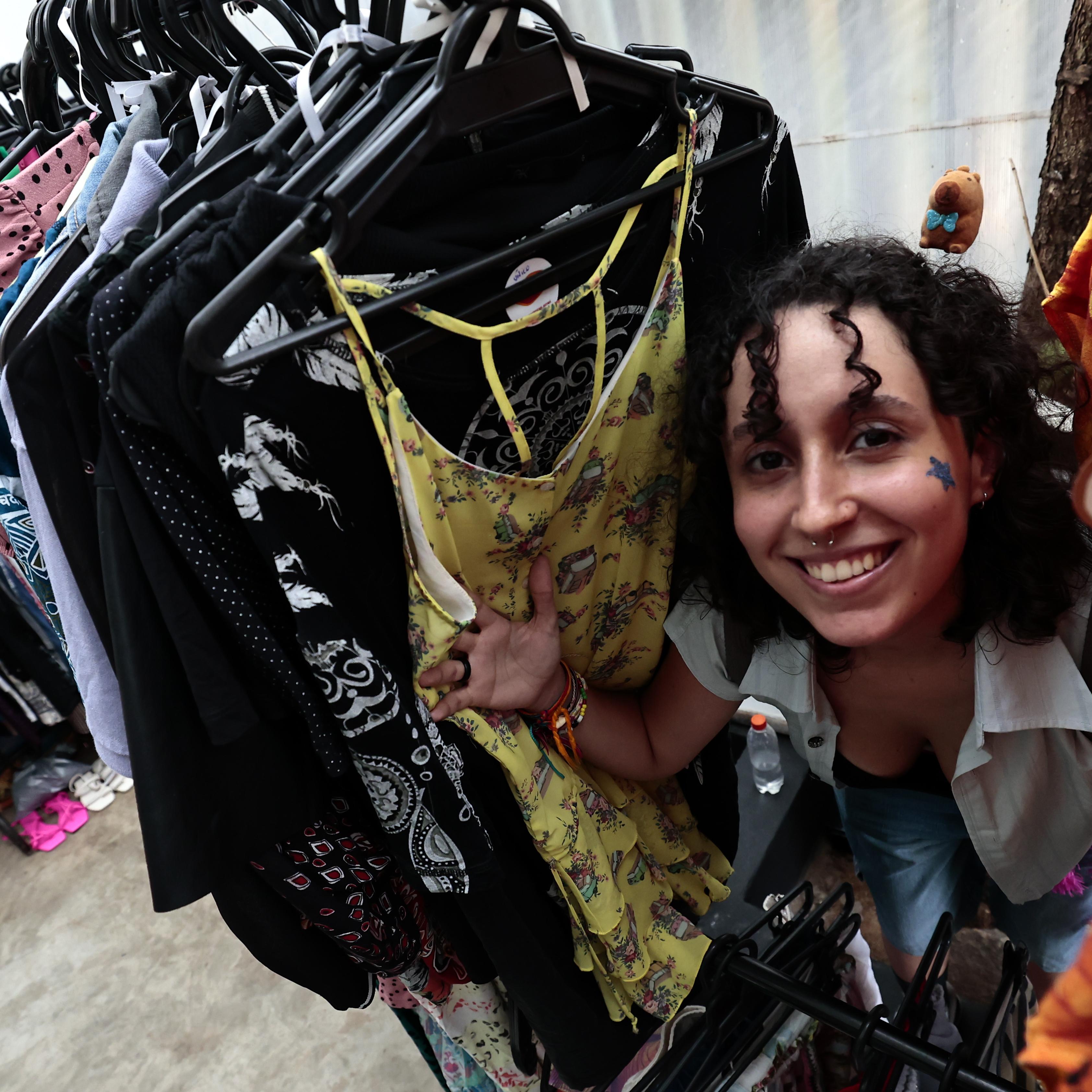 Laura afirma que brechós quebram o ciclo de consumo e furam as regras convencionais