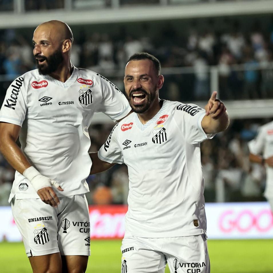 Thaciano e Moisés comemoram um dos seis gols marcados pelo Peixe sobre o Velo Clube