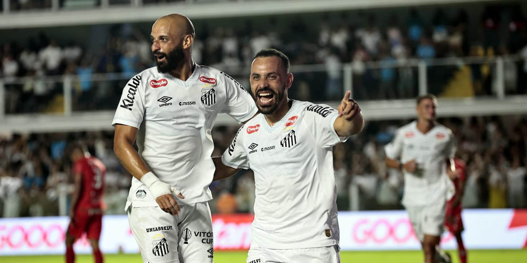 Thaciano e Moisés comemoram um dos seis gols marcados pelo Peixe sobre o Velo Clube