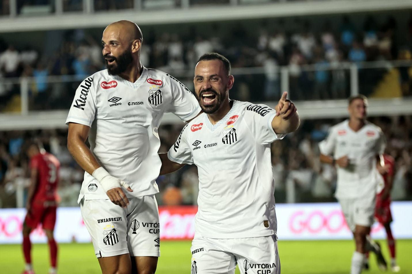 Thaciano e Moisés comemoram um dos seis gols marcados pelo Peixe sobre o Velo Clube