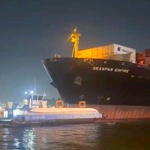 Navio atingiu duas balsas na noite desta segunda-feira (16) no Porto de Santos
