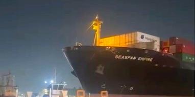 Navio atingiu duas balsas na noite desta segunda-feira (16) no Porto de Santos