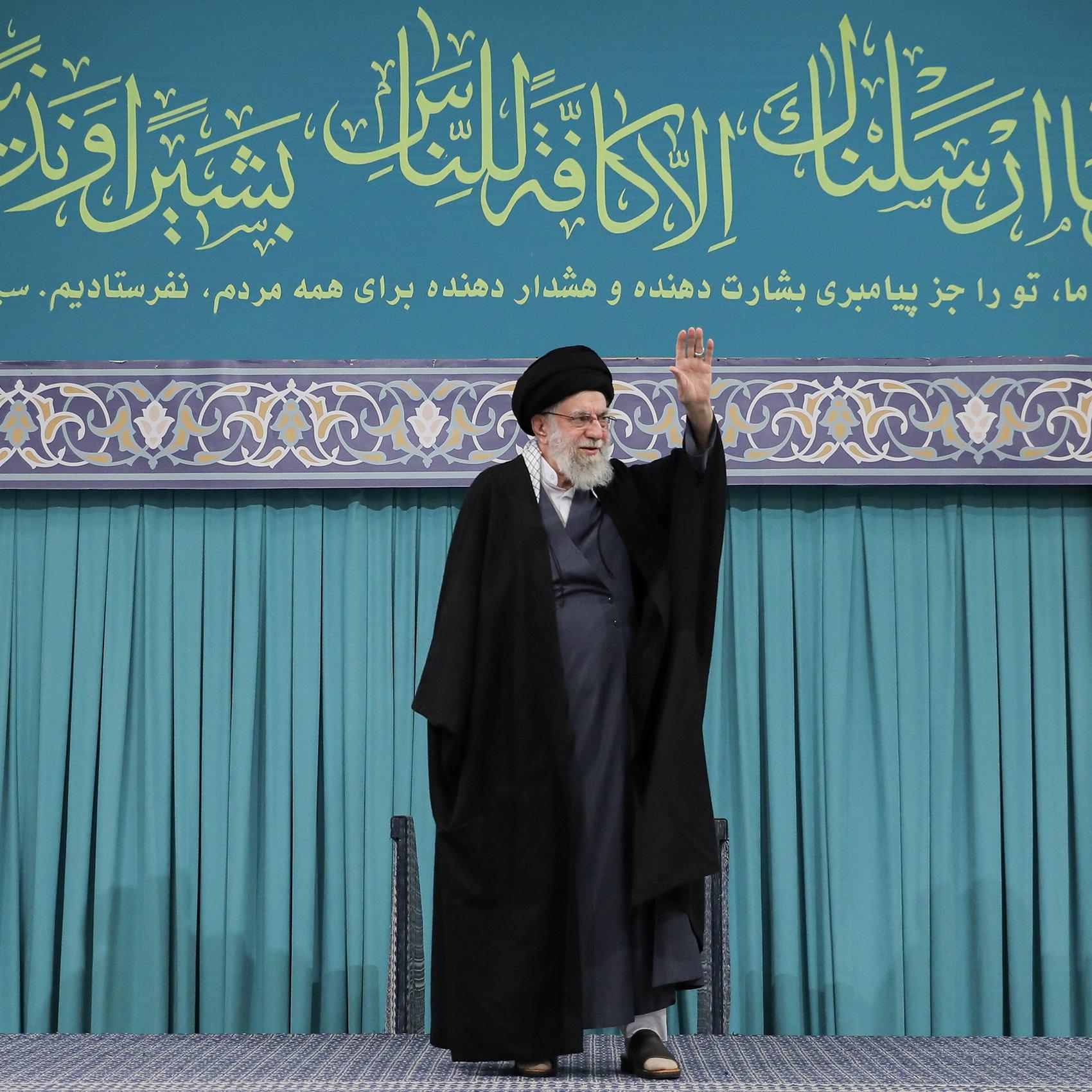 Sem mencionar diretamente Washington, Khamenei ironizou a retórica militar norte-americana