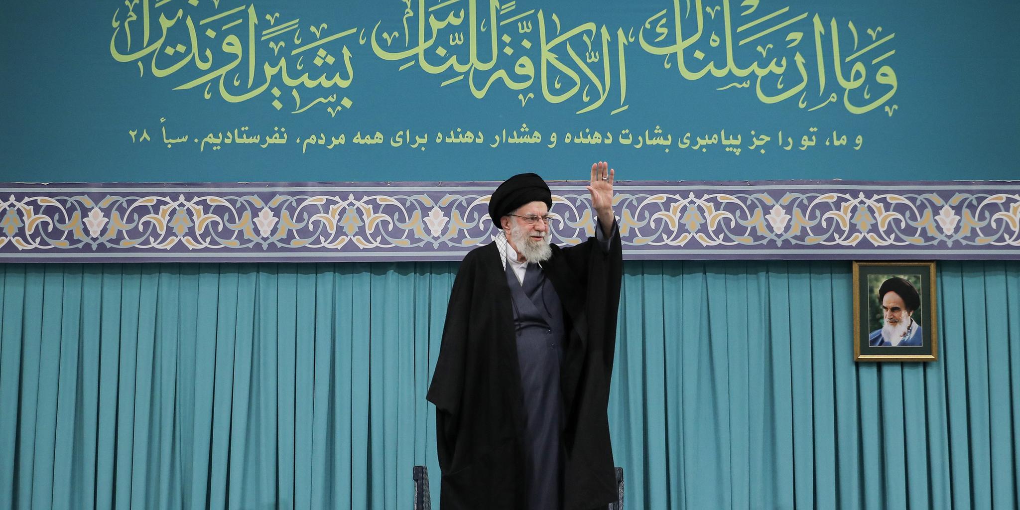 Sem mencionar diretamente Washington, Khamenei ironizou a retórica militar norte-americana