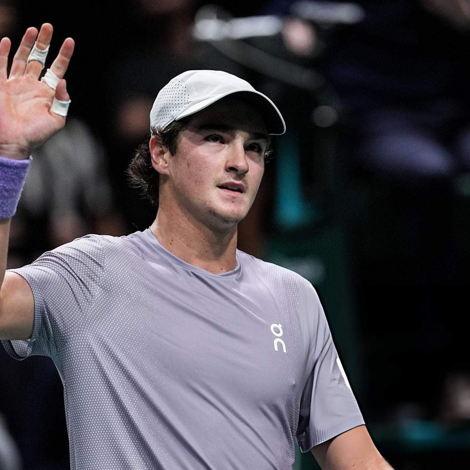 João Fonseca sofre no início, mas bate rival francês e avança em Roland Garros