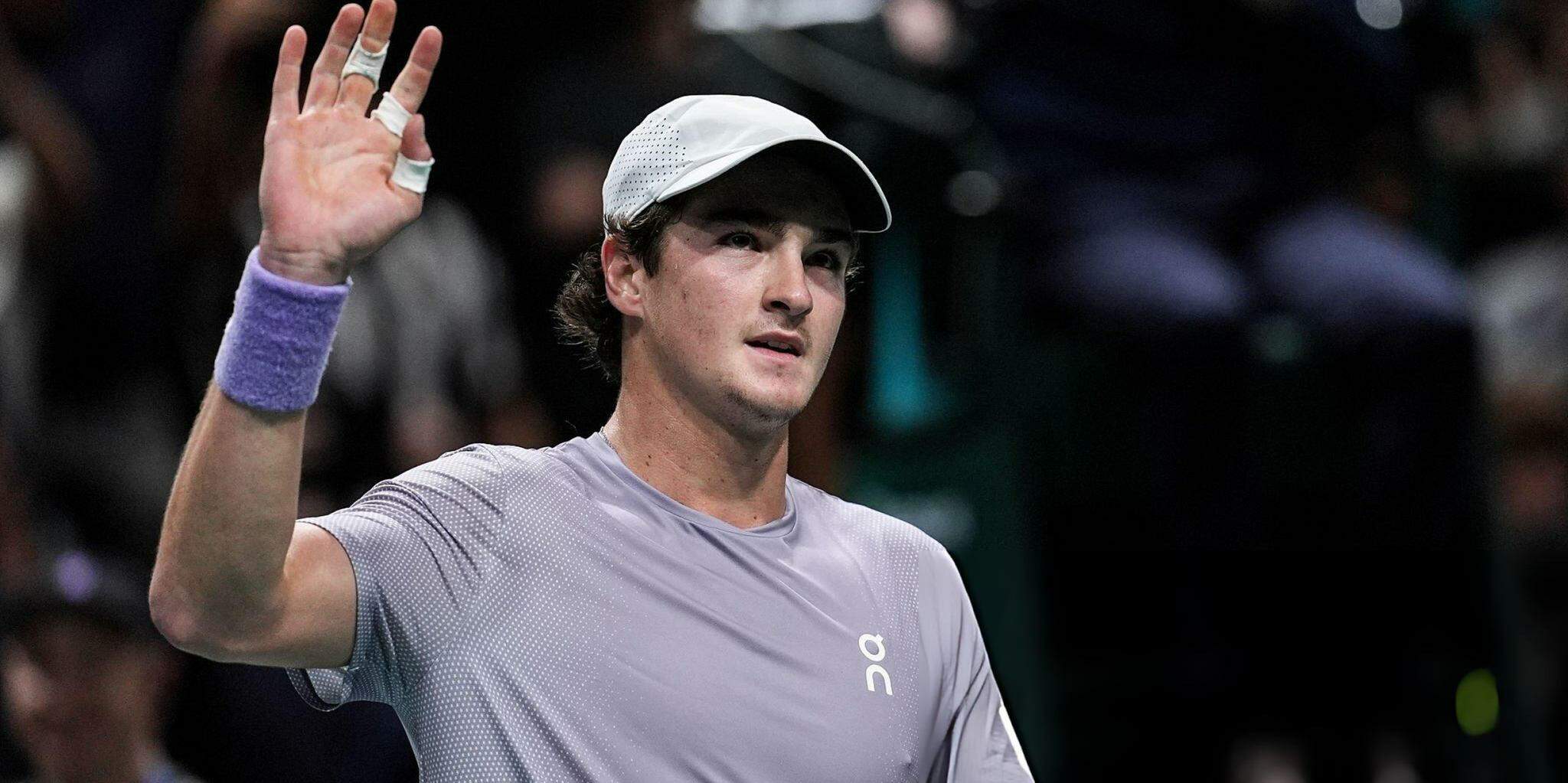 João Fonseca sofre no início, mas bate rival francês e avança em Roland Garros