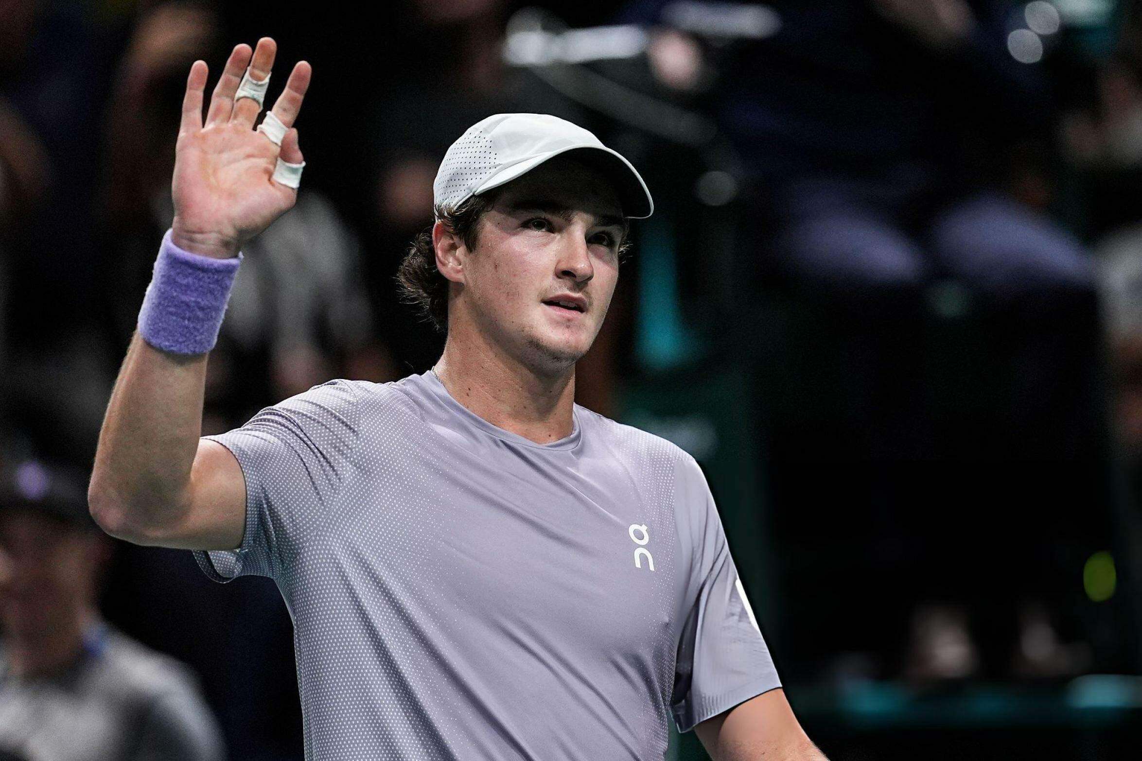 João Fonseca sofre no início, mas bate rival francês e avança em Roland Garros