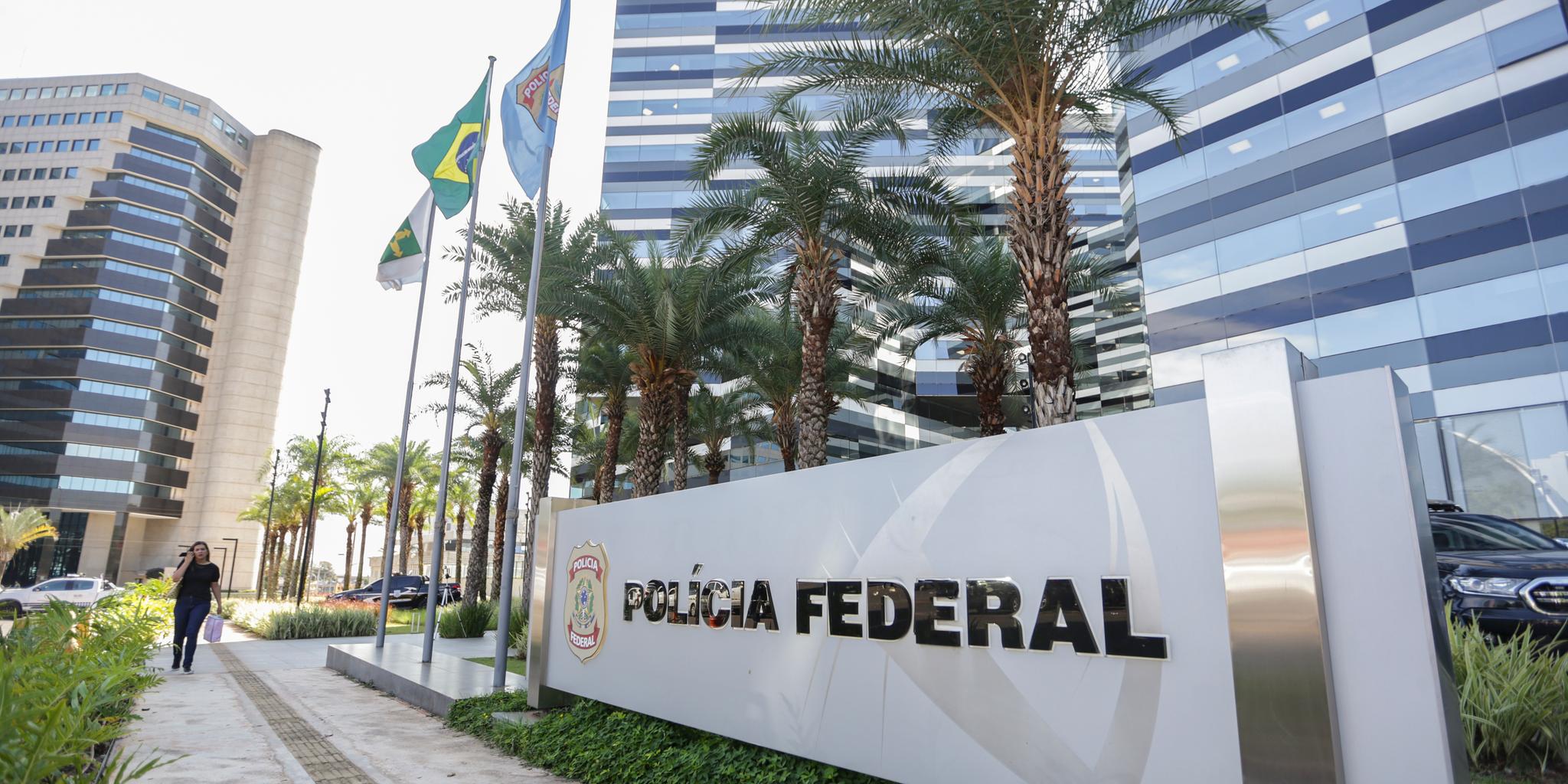 Além das buscas, foram determinadas medidas cautelares, entre elas o monitoramento por tornozeleira eletrônica