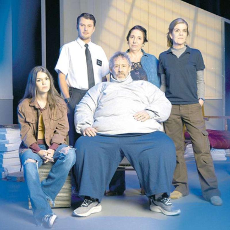 O ator Emílio de Mello, que tem 70 quilos, fez uma preparação especial para encarnar o personagem Charlie, que chega aos 270 quilos