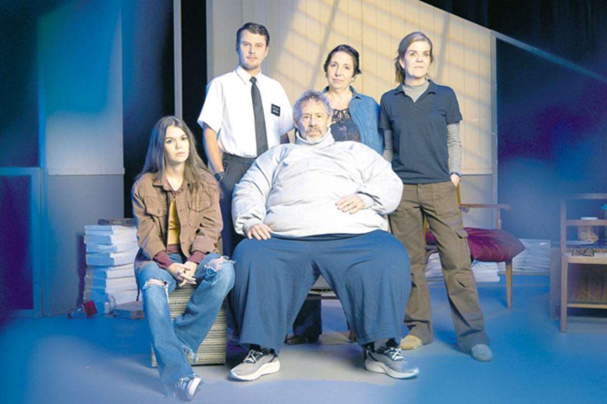 O ator Emílio de Mello, que tem 70 quilos, fez uma preparação especial para encarnar o personagem Charlie, que chega aos 270 quilos