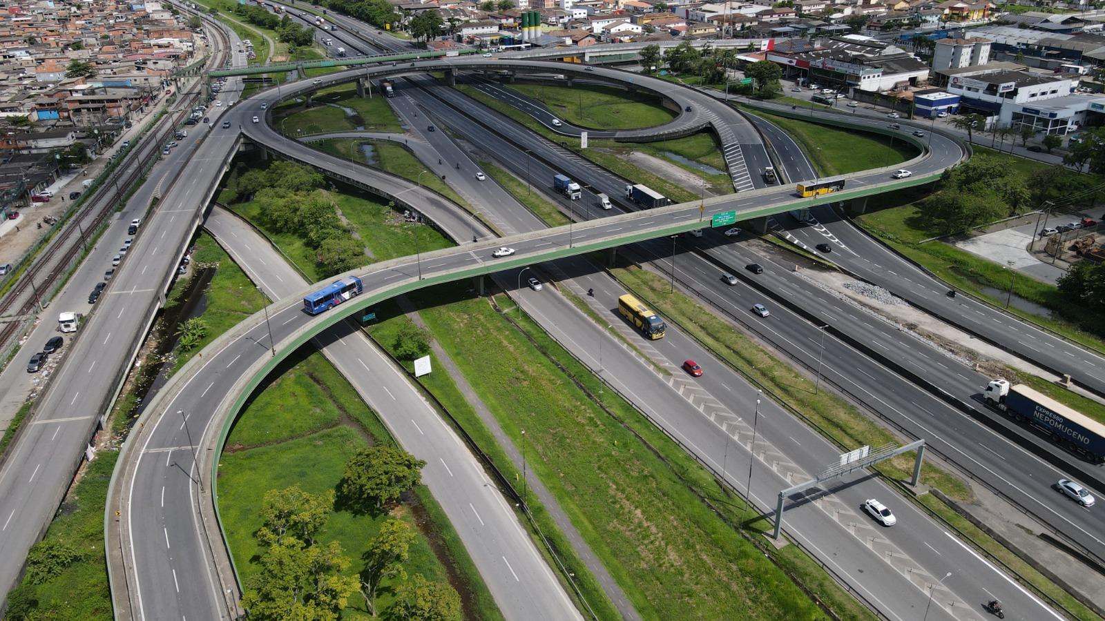 O capotamento aconteceu no retorno da Via Anchieta, de acesso ao bairro Jardim Casqueiro, em Cubatão