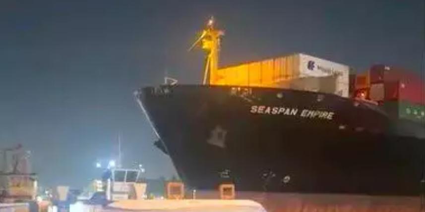 Vídeo registra o momento em que navio cargueiro atinge as balsas fFE-14 e TB-15. na noite de segunda Santos