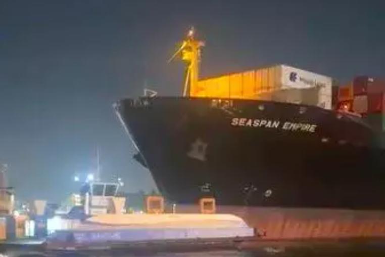 Vídeo registra o momento em que navio cargueiro atinge as balsas fFE-14 e TB-15. na noite de segunda Santos