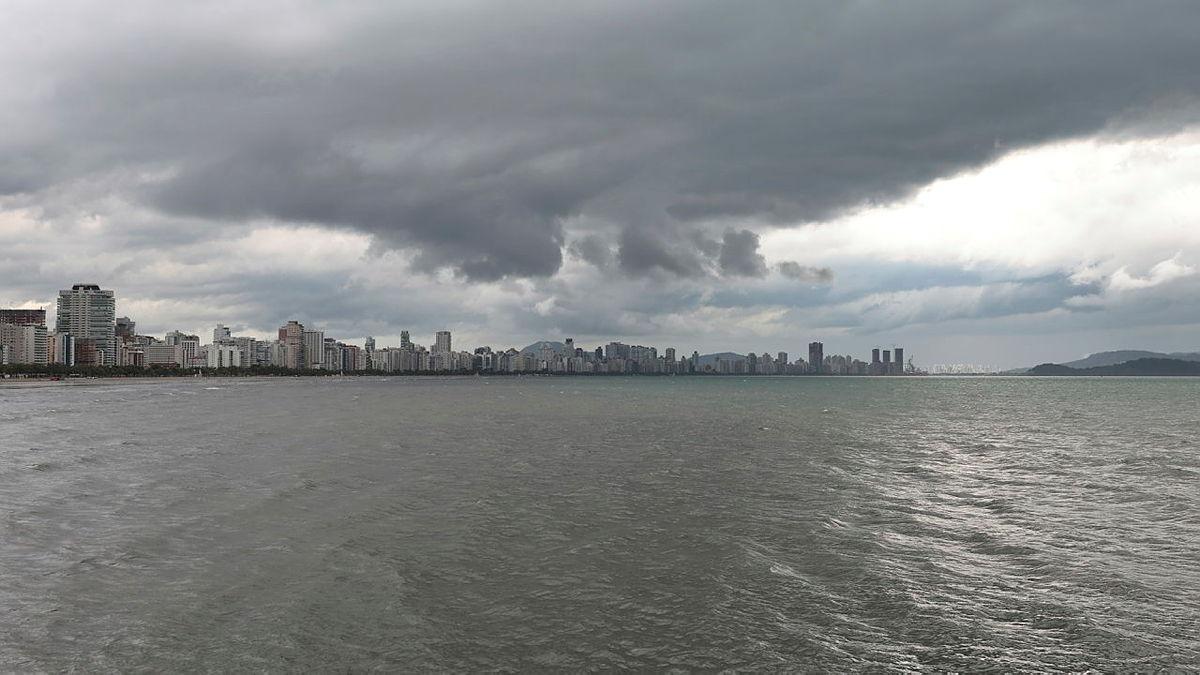 Chuva está prevista para sábado (28) e domingo (1º) na Baixada Santista
