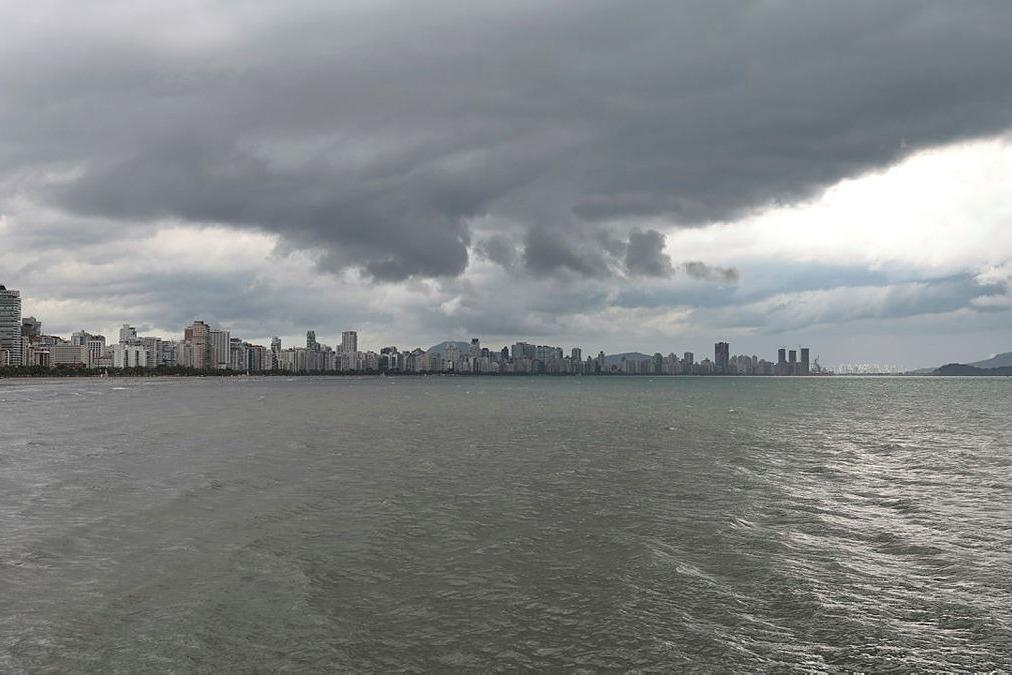 Chuva está prevista para sábado (28) e domingo (1º) na Baixada Santista