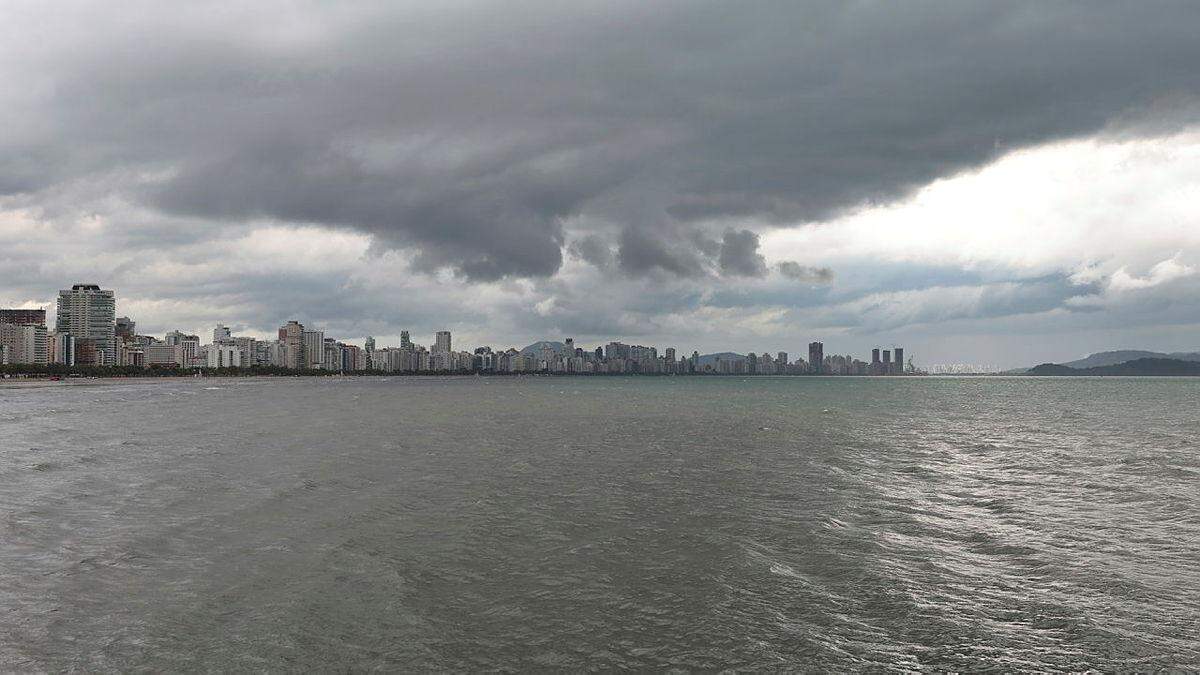 Domingo (10) deve ser de chuva forte na Baixada Santista