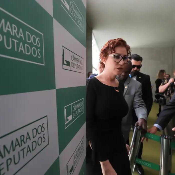 Em julho do ano passado, Zambelli foi presa em Roma, capital da Itália, onde tentava escapar do cumprimento de um mandado de prisão