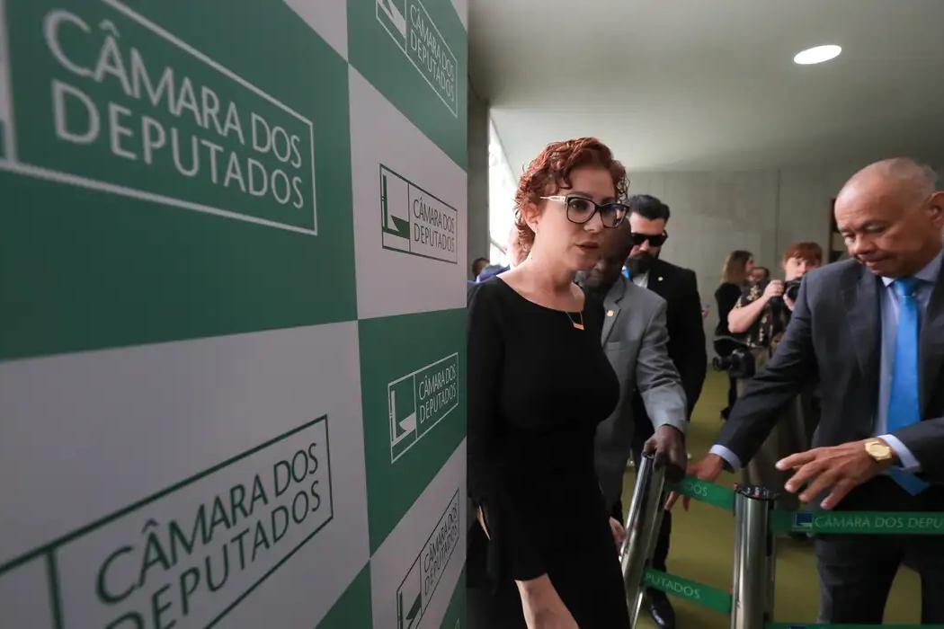 Em julho do ano passado, Zambelli foi presa em Roma, capital da Itália, onde tentava escapar do cumprimento de um mandado de prisão